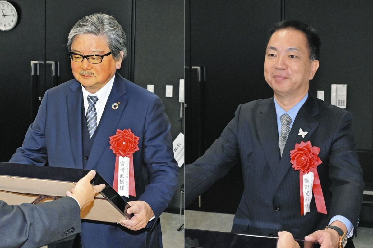 中日産業技術賞で経済産業大臣賞を受ける豊田合成の宮崎直樹会長（左）と、中日新聞社賞を受ける福田刃物工業の福田克則社長＝4日、名古屋・栄の中日ビルで