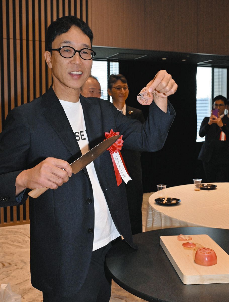 プレゼンテーションする福田刃物工業の取締役兼KISEKI：ブランドマネージャーの福田恵介さん＝名古屋・栄の中日ビルで