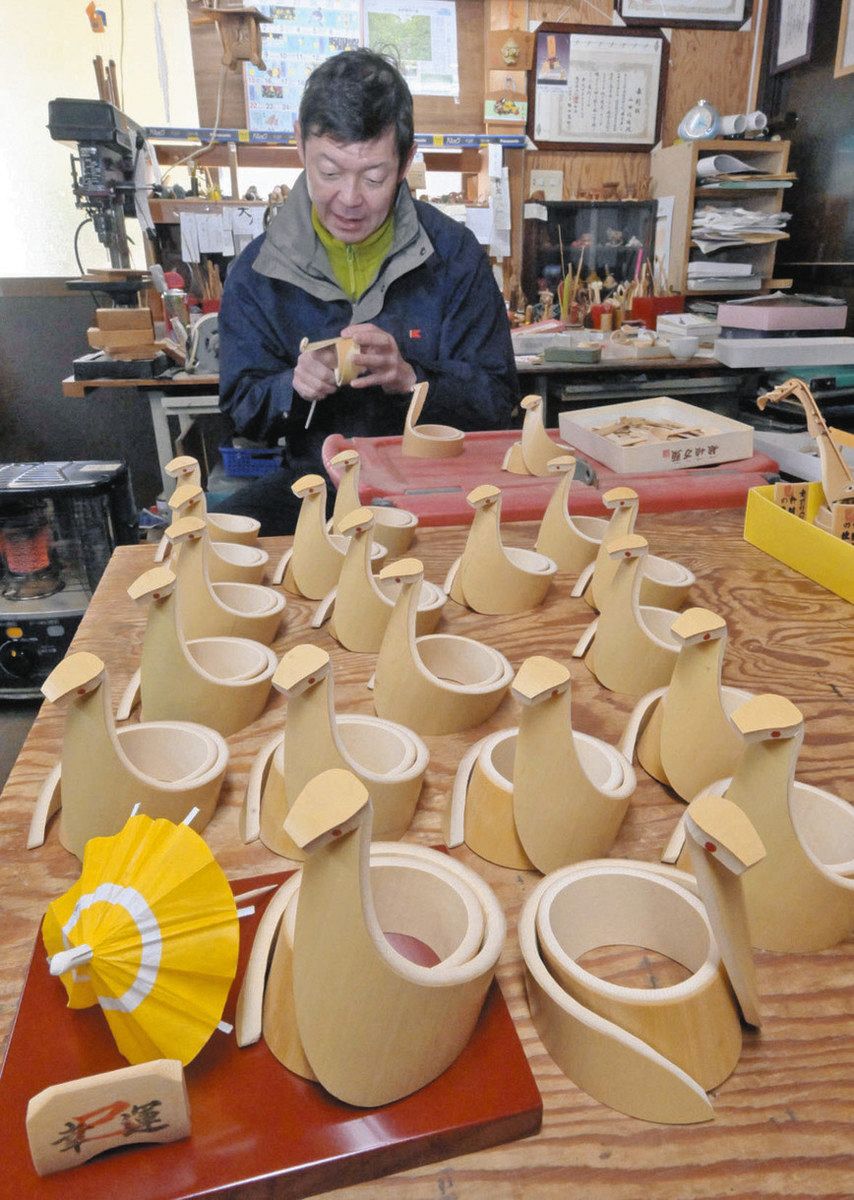 竹人形の技術 「巳」の置物作り 金津創作の森：日刊県民福井Web