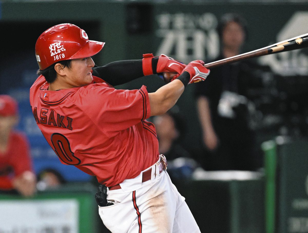 広島・佐々木泰、ポール際に打球… 本塁打判定→阪神・藤川監督 
