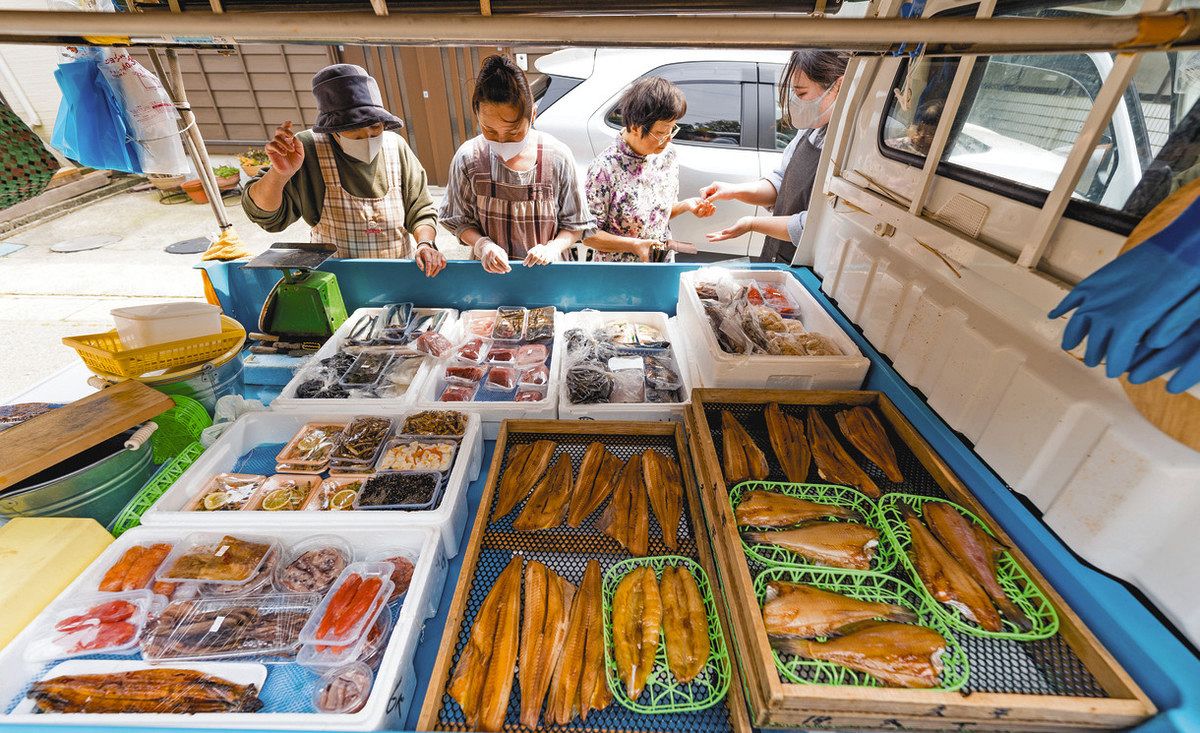トラックの荷台に載せる行商用ケース、果物、野菜、鮮魚の移動