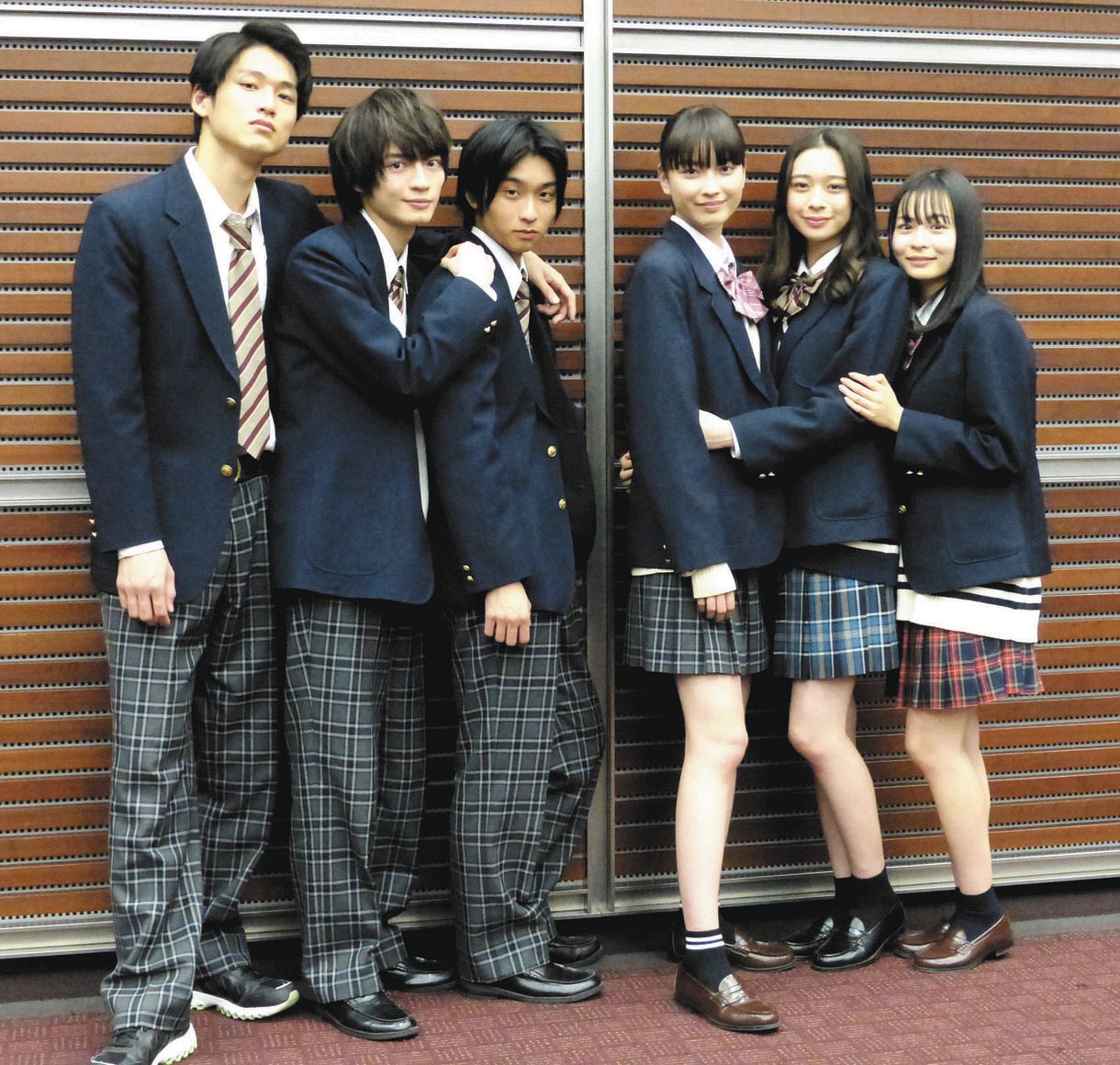 高校生の役衣装で会見した（左から）中川大輔、杢代和人、奥平大兼、茅島みずき、田鍋梨々花、莉子