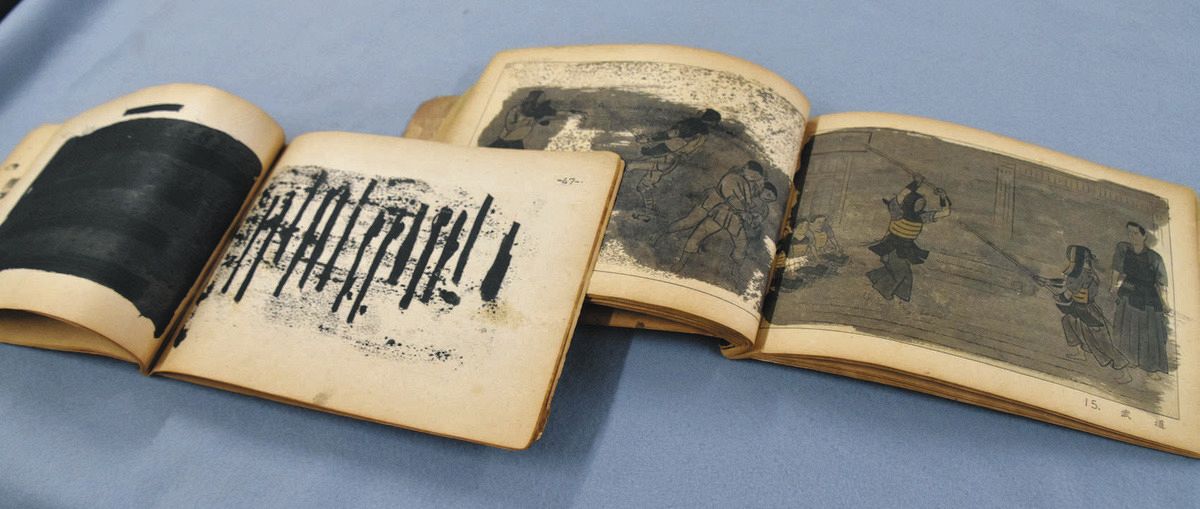 当時物 昭和 17年 文部省 教科書 よみかた 四 国語 黒塗り教科書 当時物 昭和 17年 文部省 教科書 よみかた 四 国語 黒塗り教科書