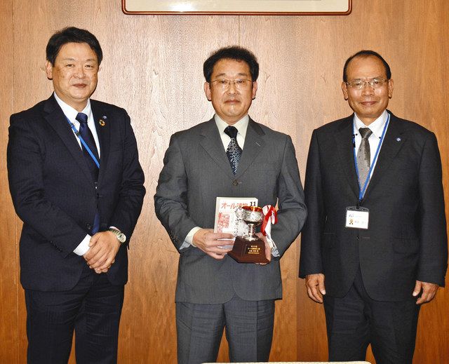 出崎さん 新人賞喜び オール読物 七尾市長に報告 北陸中日新聞web