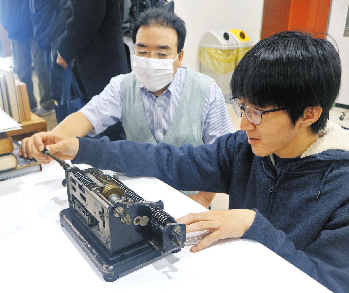 70年前の計算機はどんな構造？ 名工大生ら手回し式の操作体験：中日新聞Web