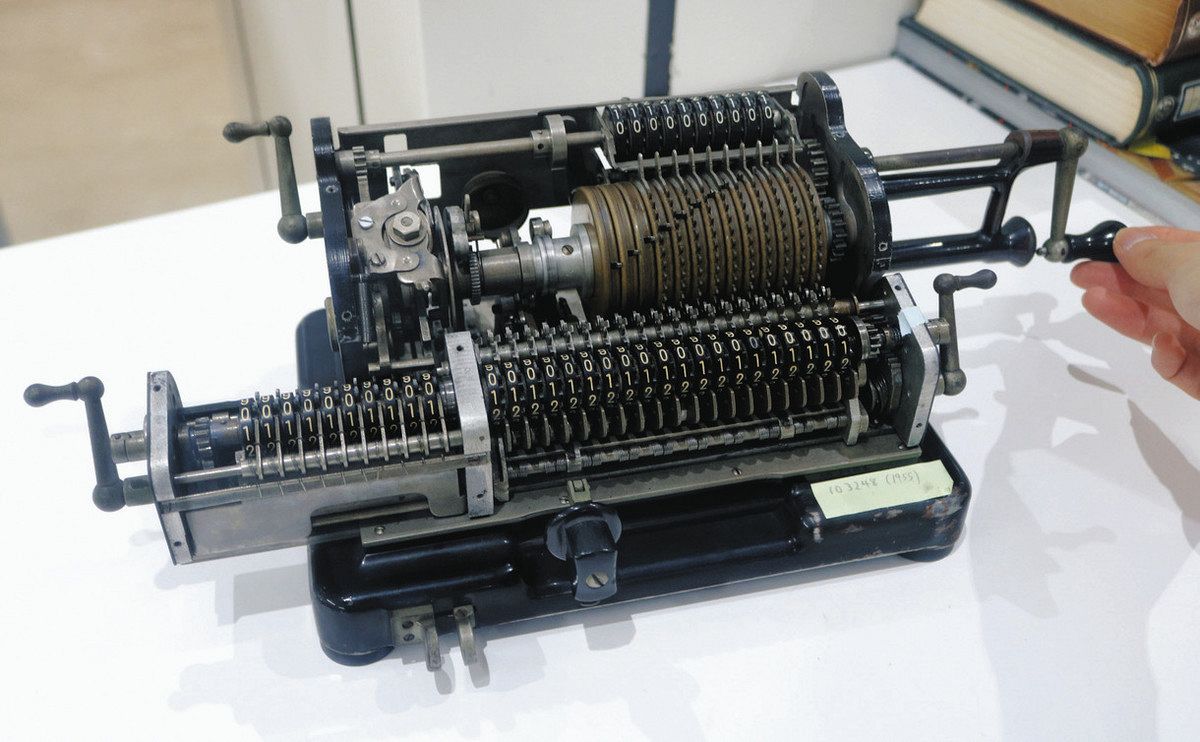 70年前の計算機はどんな構造？ 名工大生ら手回し式の操作体験：中日新聞Web