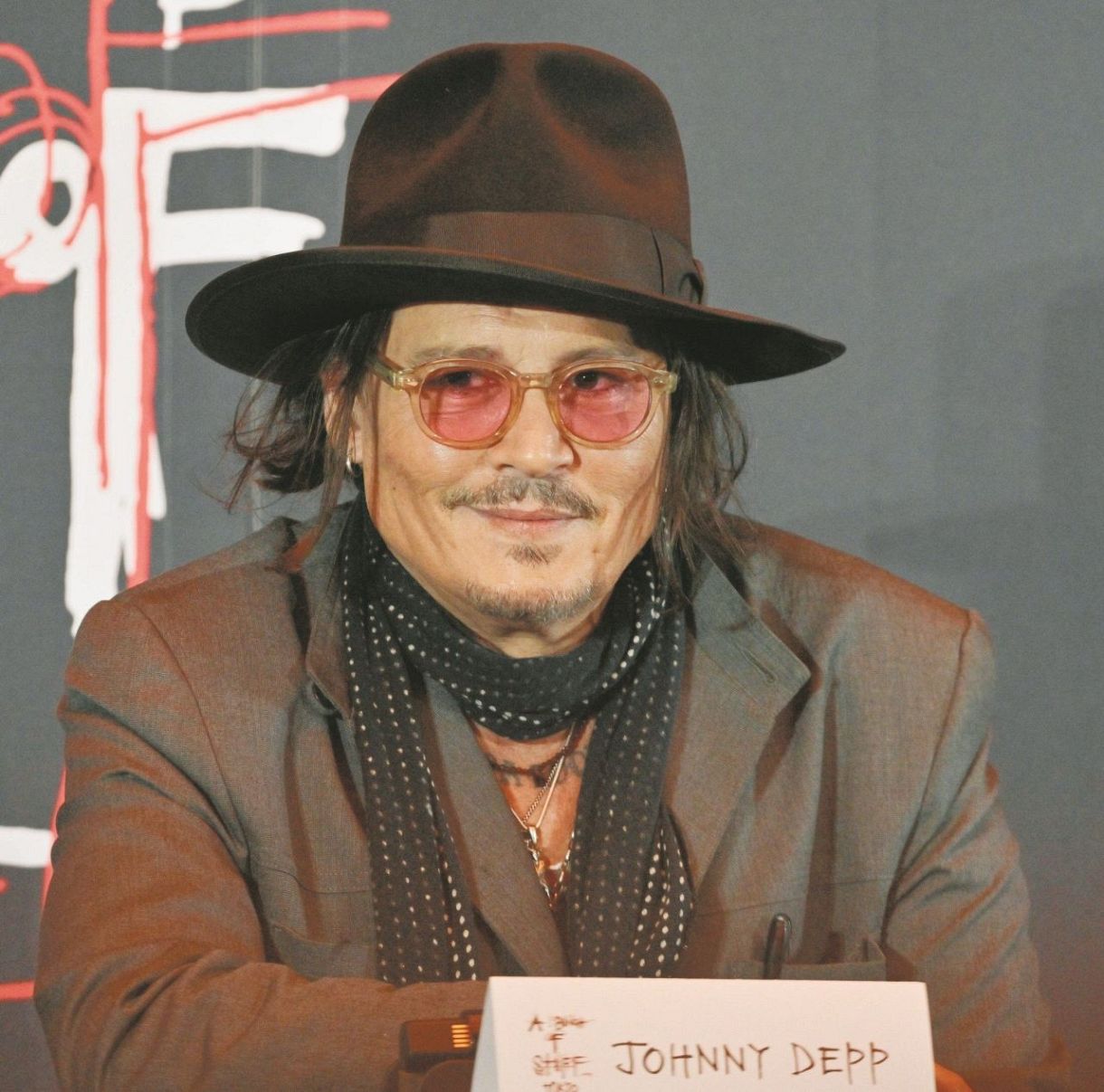 ジョニー・デップが8年半ぶりに来日！ 約80分遅れて登場も余裕の笑顔で