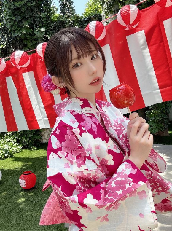 ◇えなこ、浴衣姿の白い肌と真っ赤なりんご飴【写真】：中日スポーツ