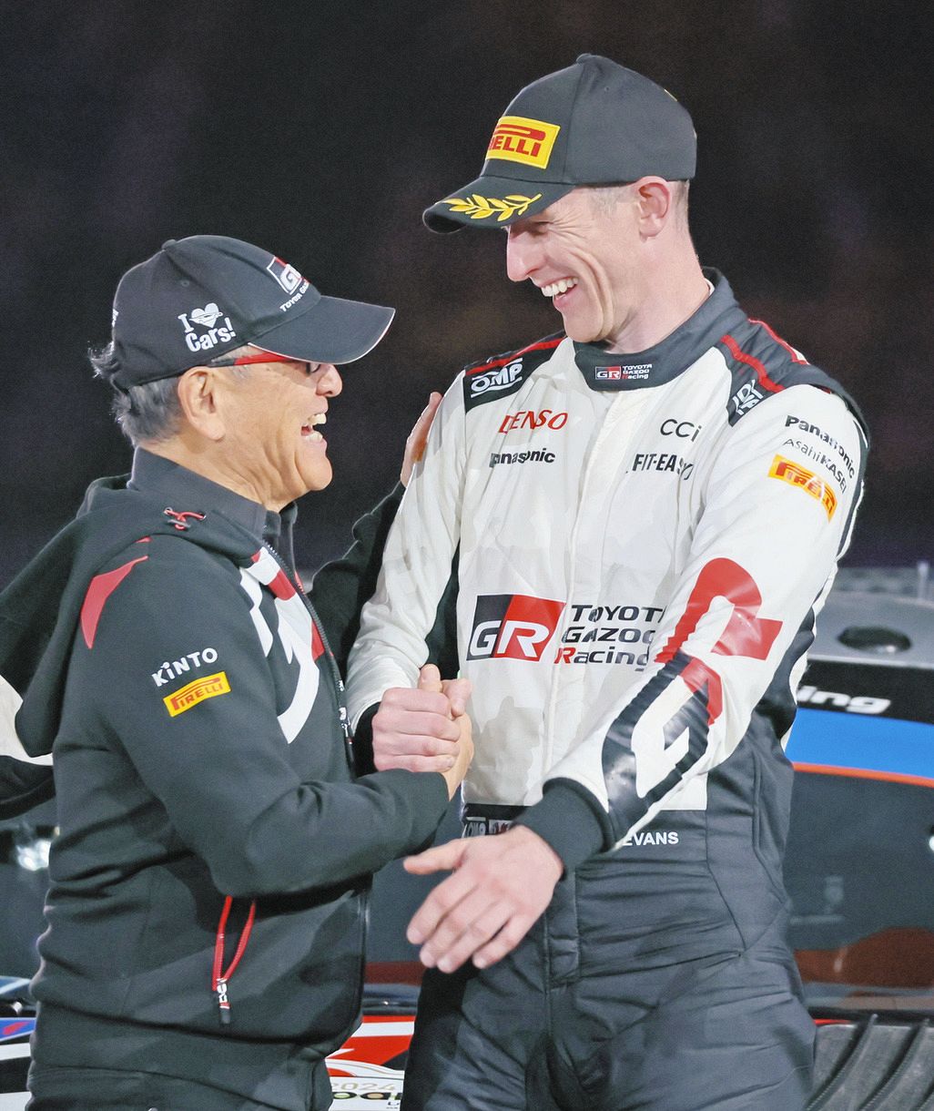 ラリージャパンで２連覇をし、豊田章男会長（左）と握手を交わすトヨタのエバンス