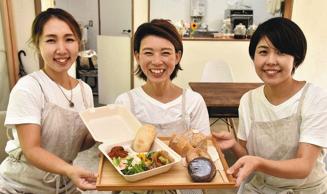 空き家を改築したカフェで食事を提供する（左から）福岡さん、丹羽さん、長田さん＝豊田市足助町の「フランク　ザ　５３９」で 