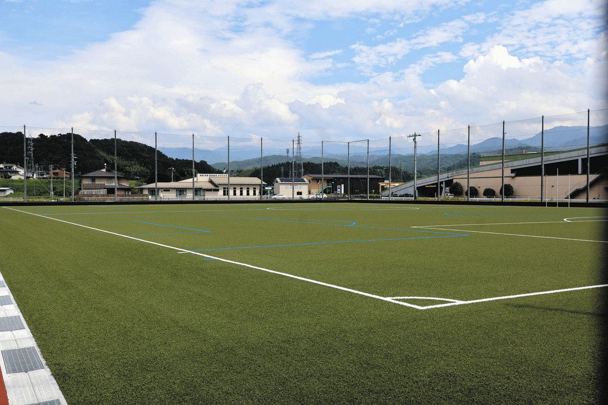 山吹ほたるパークの人工芝グラウンド完成 29日、落成式と記念試合：中