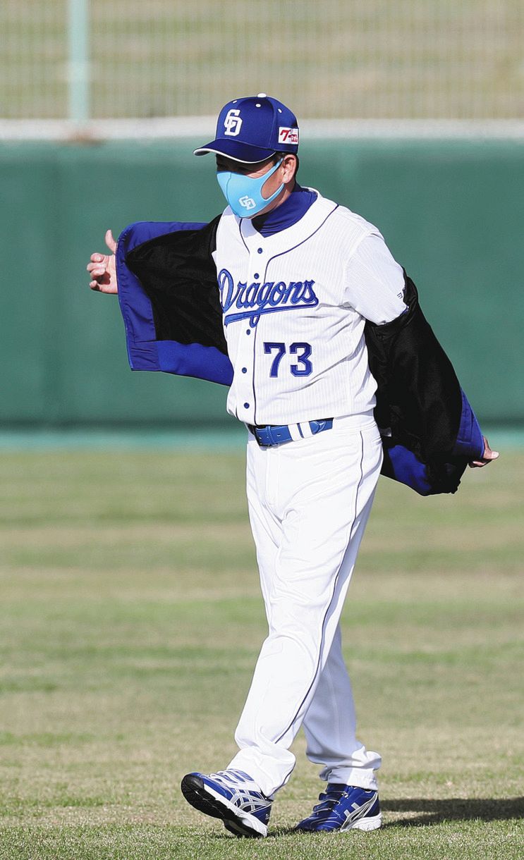 中日キャンプ 本紙カメラマンが選ぶベストショット 金 は立浪監督の背番号 73 披露の瞬間 中日スポーツ 東京中日スポーツ