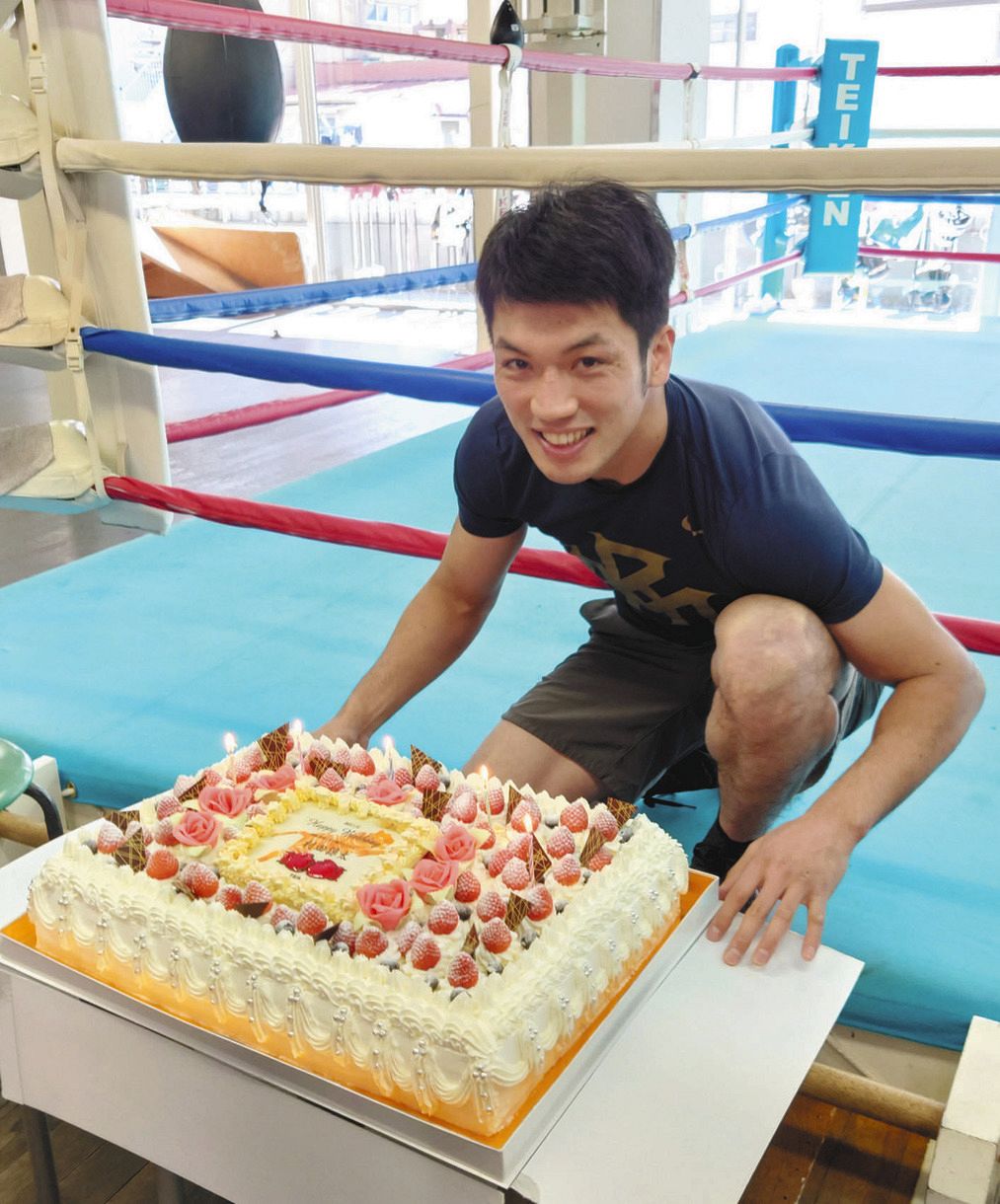 用意されたバースデーケーキを前に笑顔を見せる村田諒太