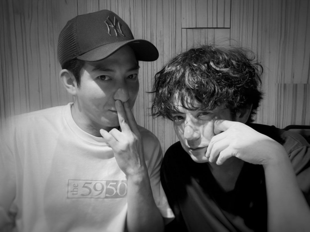 ◇佐藤アツヒロ、赤坂晃とおちゃめなポーズ「軌跡に感動」【実際の投稿