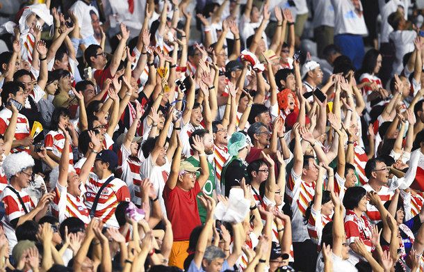 日本がアイルランドに逆転勝ちし エコパスタジアムのスタンドで万歳して喜ぶファン 中日新聞しずおかweb