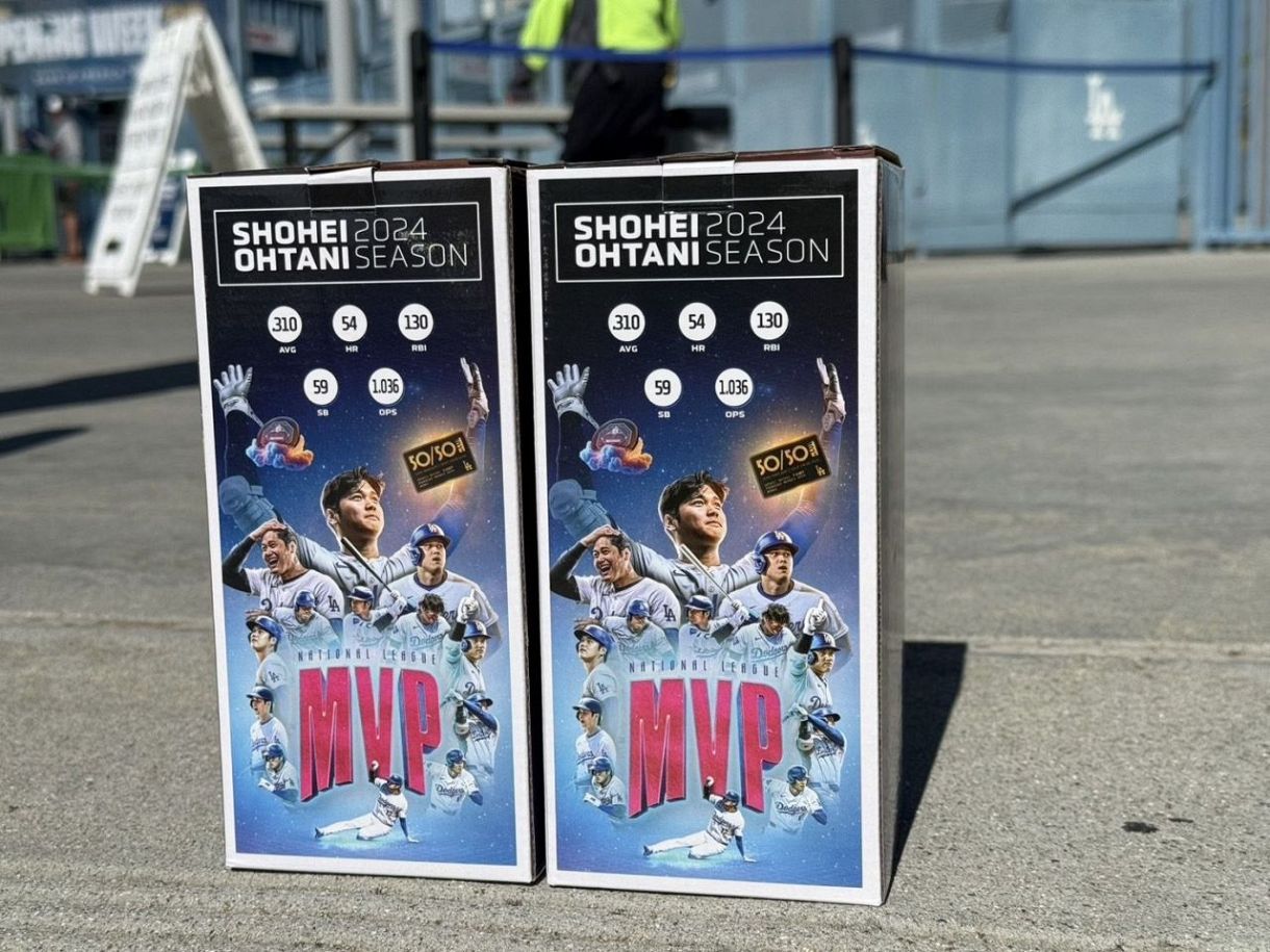 ◇MVP仕様だ…大谷翔平「ボブルヘッド・デー」来場者全員に配られた首
