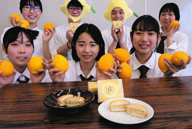 菓子庵石川とコラボした新商品「青春のちいずぷっちい」をＰＲする上伊那農業高の生徒たち＝南箕輪村で