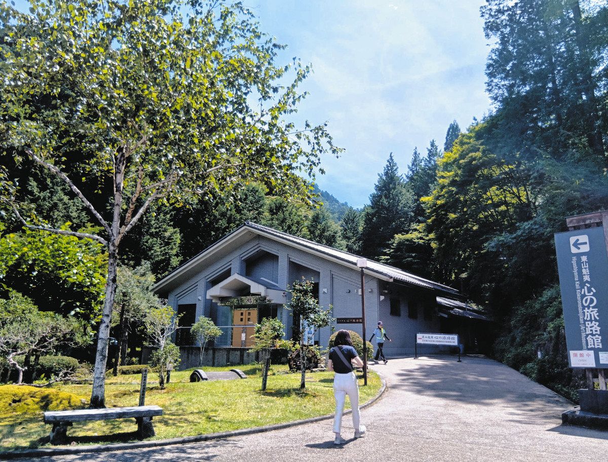 30周年を迎えた「東山魁夷　心の旅路館」。すみ夫人が開館当時に植えたシラカバ（左手前）が大きく育っている＝中津川市山口で
