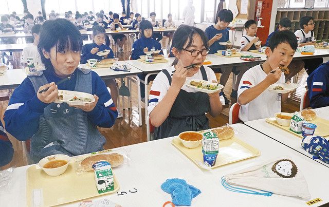 聖火リレーを応援する特別給食を楽しむ児童たち＝黒部市石田小で 