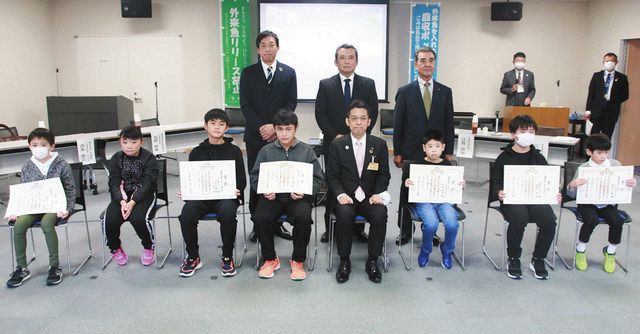 優秀な釣果で表彰された子どもたち＝大津市打出浜のコラボしが２１で 