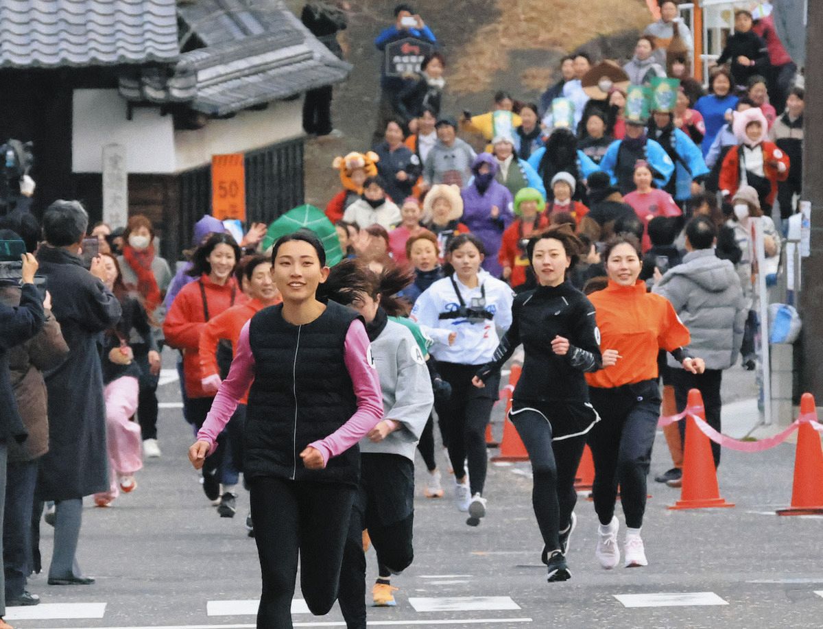 福女を目指して旧中山道大井宿を疾走する女性たち＝岐阜県恵那市で