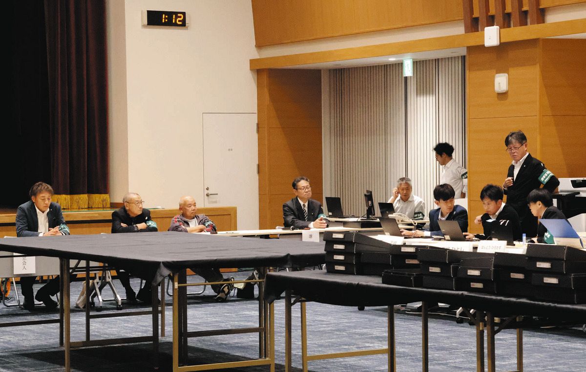 10月26日午前1時12分まで続いた開票作業