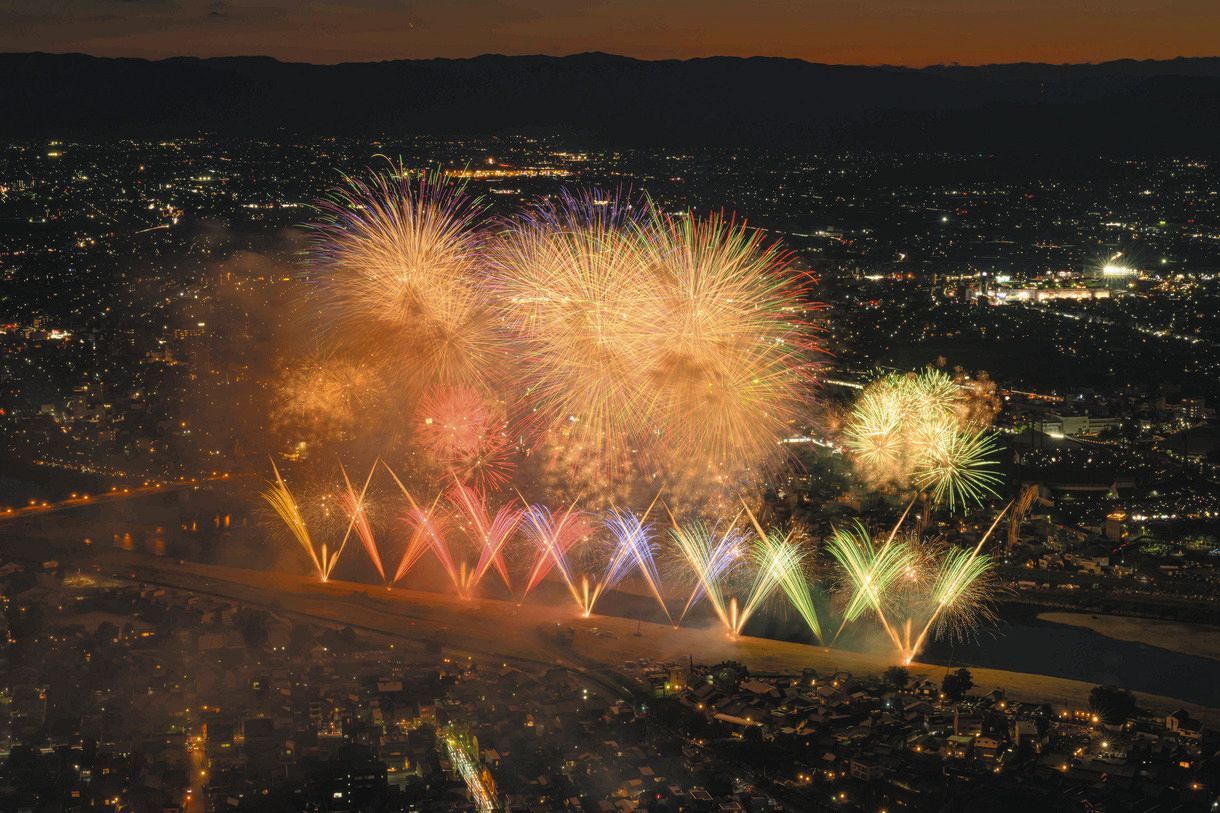 岐阜の夜空を彩ったオープニングスターマイン=岐阜市の金華山で