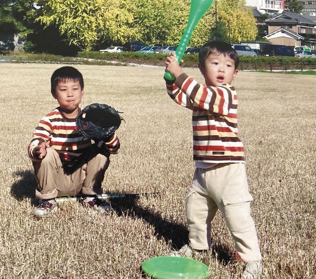 公園で野球をする高橋宏（右）と兄伶介さん＝名古屋市内の公園で（家族提供）