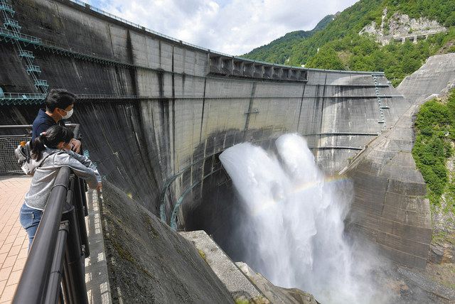 富山 豪快 水しぶきに虹 黒部ダム観光放水開始 北陸中日新聞web