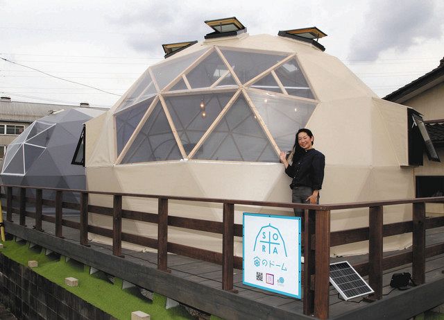 愛知県産ヒノキを使ったドーム形テント「宙のドーム」をＰＲする林渚社長＝愛知県豊田市で 　