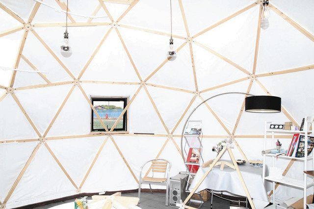 木の骨組みを採用したテントの内装＝愛知県豊田市で 