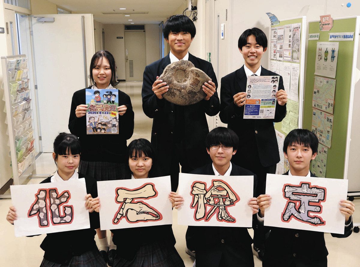 開催をPRするミライ創ろまい課の生徒たち＝瑞浪市役所西分庁舎で