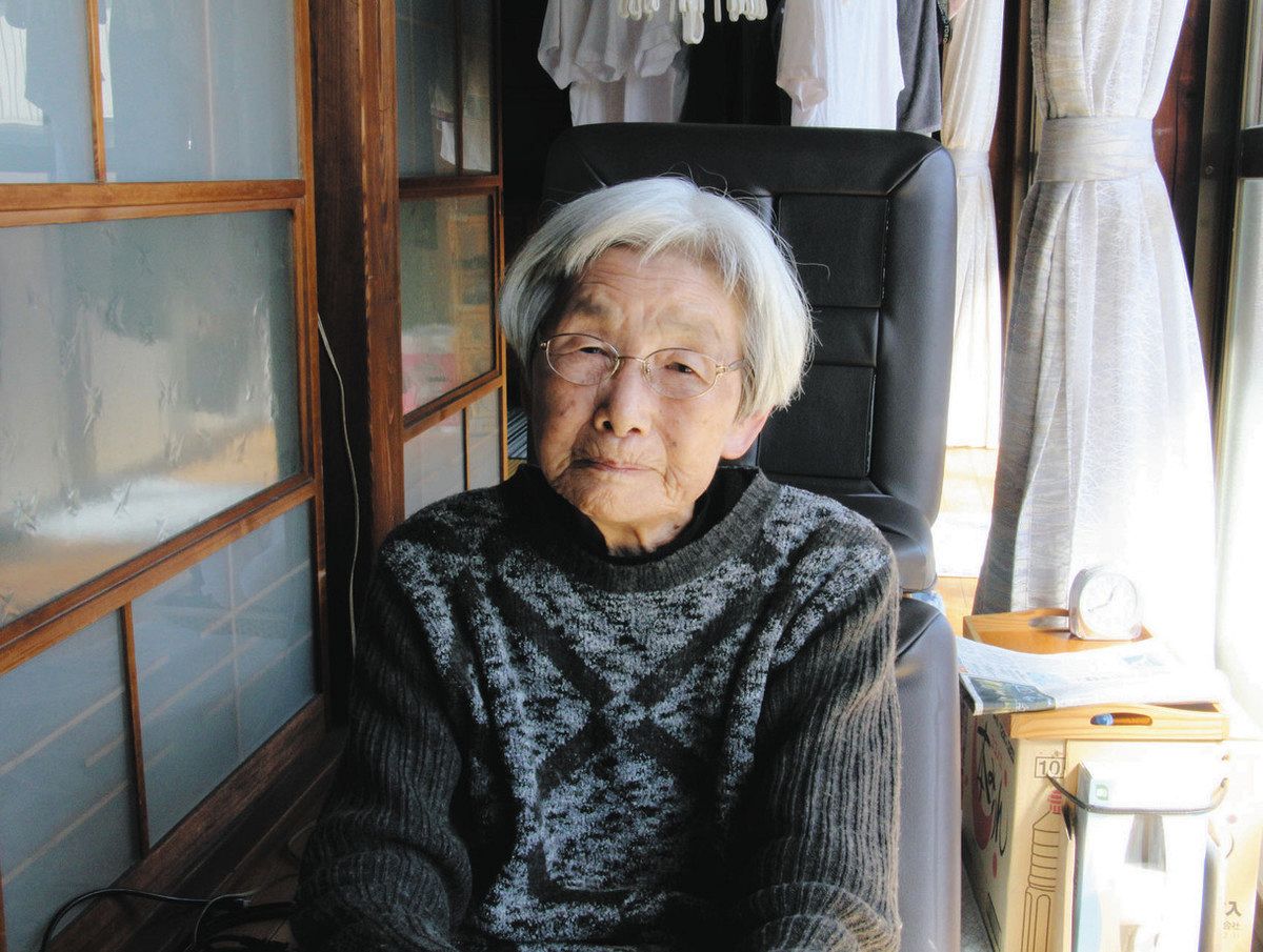 茨木さんとの思い出を語る岡田さん＝西尾市吉良町で