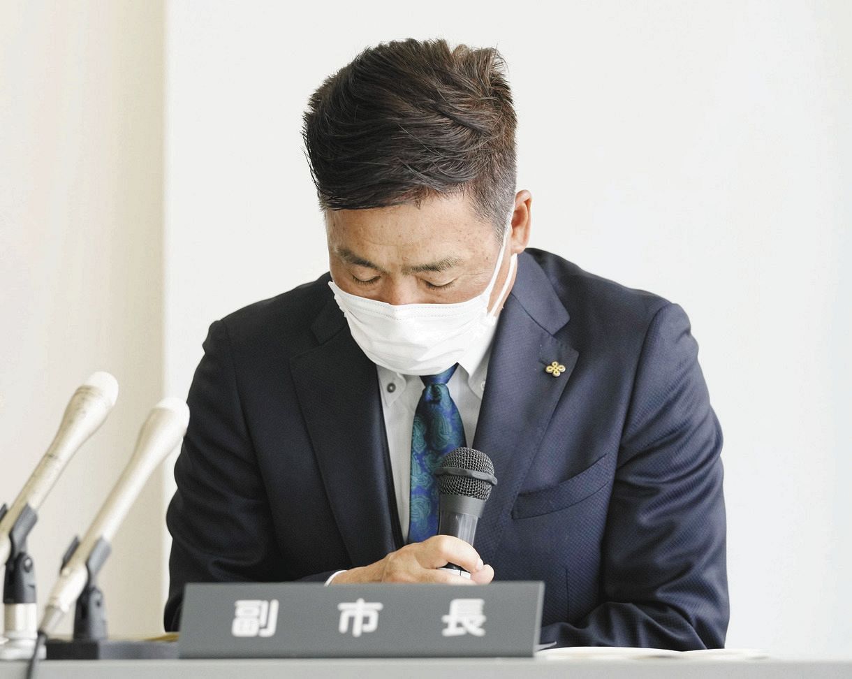記者会見で謝罪の言葉を述べる愛知県西尾市の近藤芳英副市長