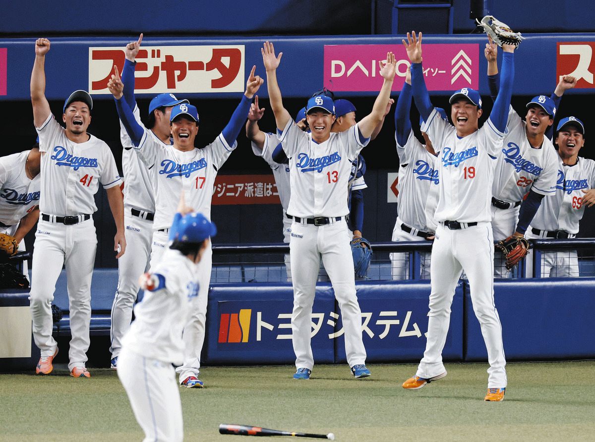 写真特集】中日ドラゴンズがファンフェスタ 齋藤綱記が本塁打！村松開