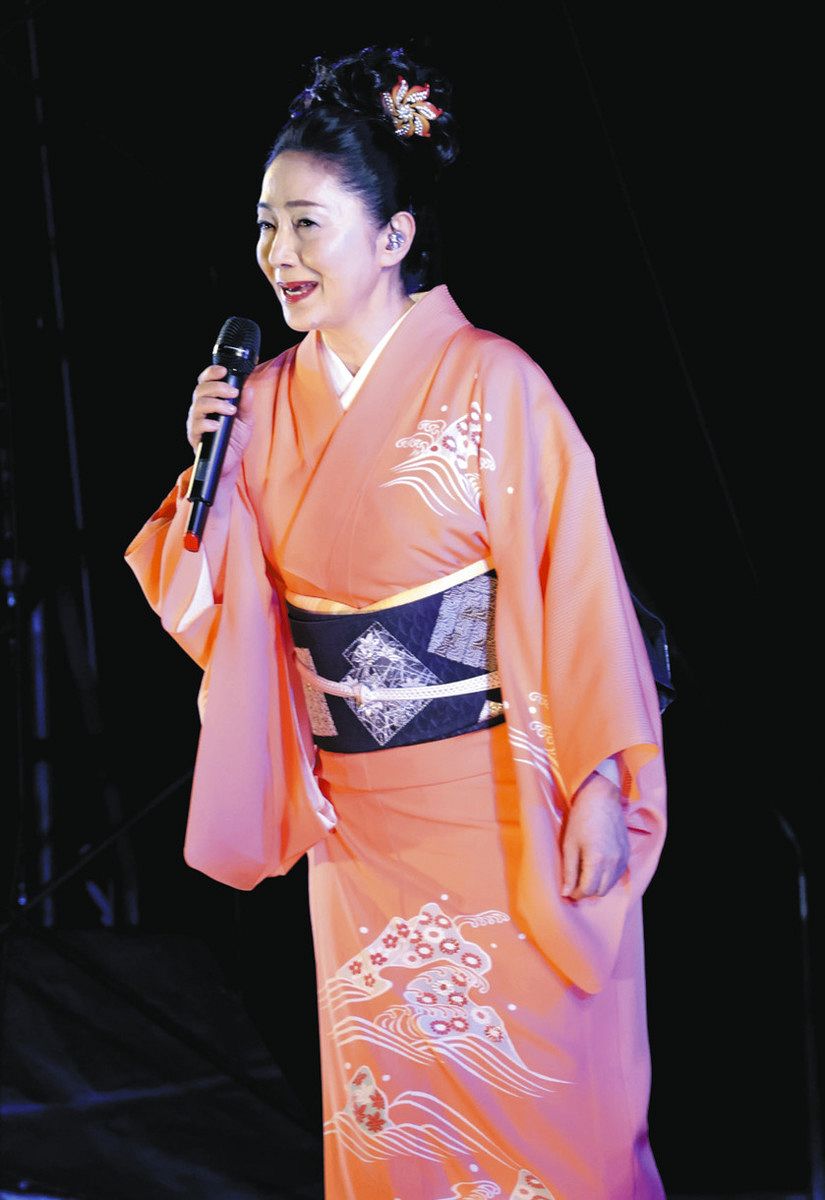 復興応援特命大使・石川さゆりさんがライブ 石川県能登町で力強い歌声