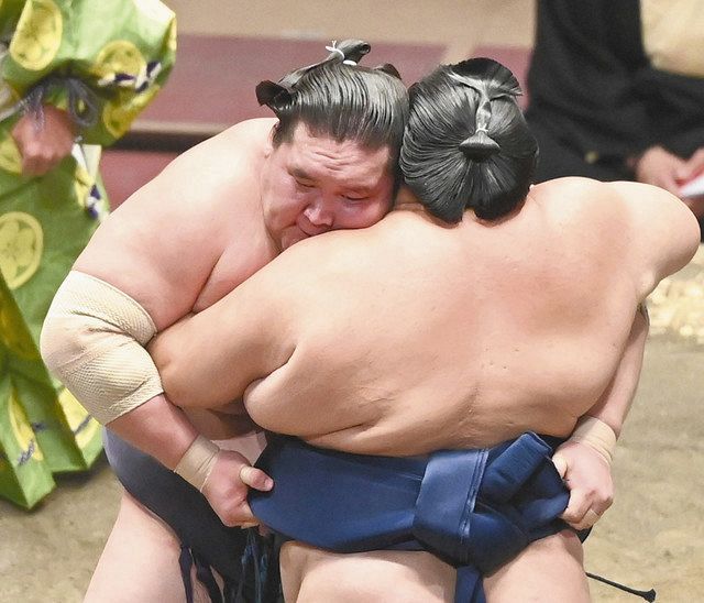 朝青龍、白鵬　切り抜き新聞 2007年の夏場所で朝青龍（手前）を破り、全勝優勝を決めた白