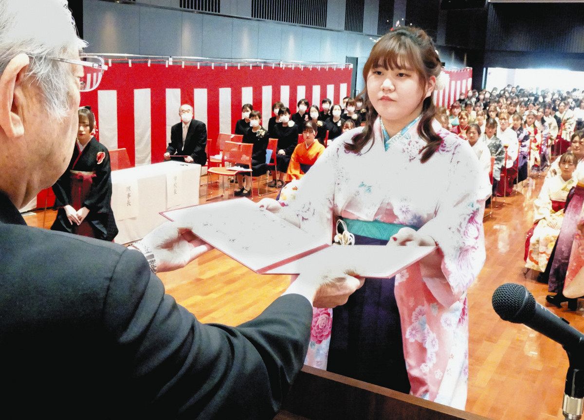 決意新たに 学びや巣立つ 県高岡看護専門学校で卒業式：北陸中日