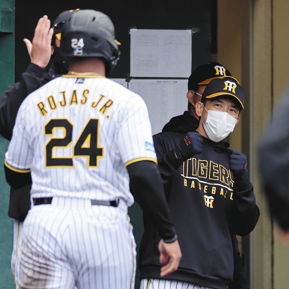 9回、小幡の適時二塁打で生還したロハス（左）をベンチで迎える阪神・矢野監督