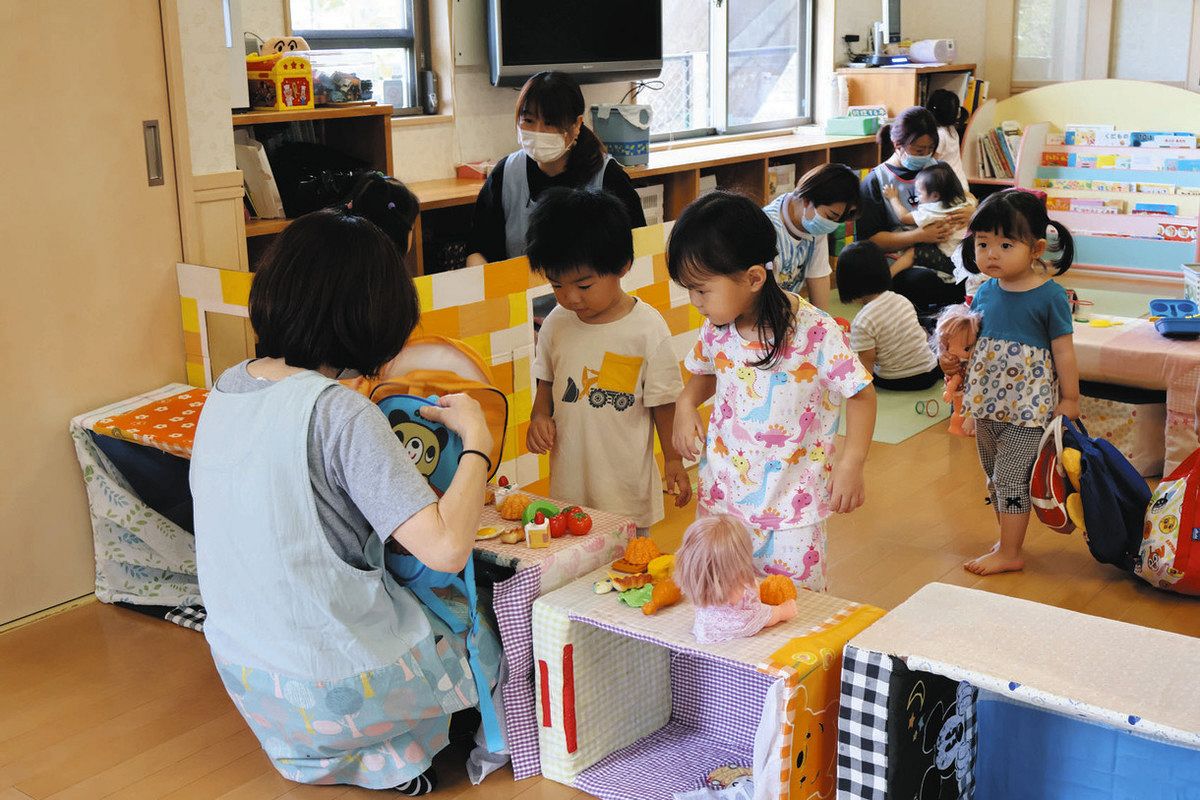 託児所でのびのびと過ごす子どもたち＝多治見市小名田町西ケ洞の託児所「ひまわり」で
