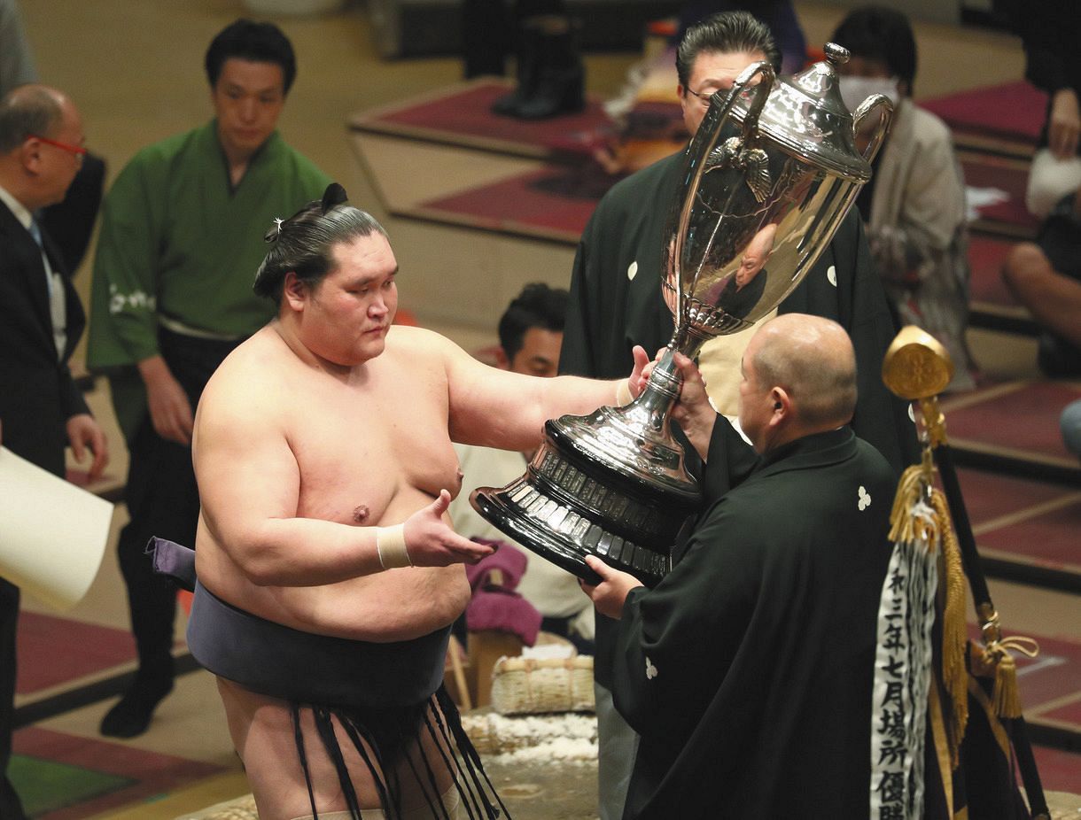 史上9人目の新横綱優勝を決めた照ノ富士｢一生懸命やって良かったな｣一人横綱の重責果たした【大相撲】：中日スポーツ・東京中日スポーツ