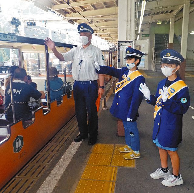 改札業務 面白かった 宇奈月駅 児童２人 駅長に挑戦 北陸中日新聞web