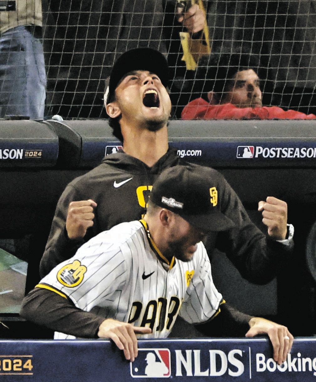 ◇ダルビッシュ絶叫、ドジャースに勝利し天を見上げ雄たけび【写真