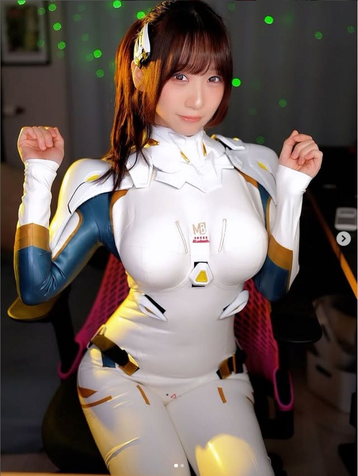 ◇伊織もえ、「すごい」ぴたぴたパイロットスーツ姿【写真】：中日 