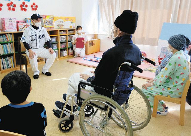 闘病の子に笑顔贈る 西武・栗山選手が浜医大病院を訪問：中日新聞