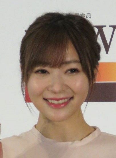 指原莉乃 恋バナしてる場合じゃないよ 生配信中に有吉弘行の結婚知り大興奮 ちょっと やばくない 中日スポーツ 東京中日スポーツ