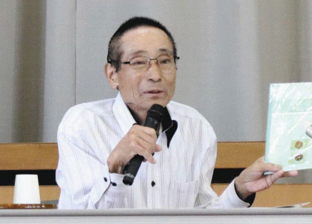 大河内清輝さんの残した日記を紹介する祥晴さん＝６月、岐阜市の長良東小学校で
