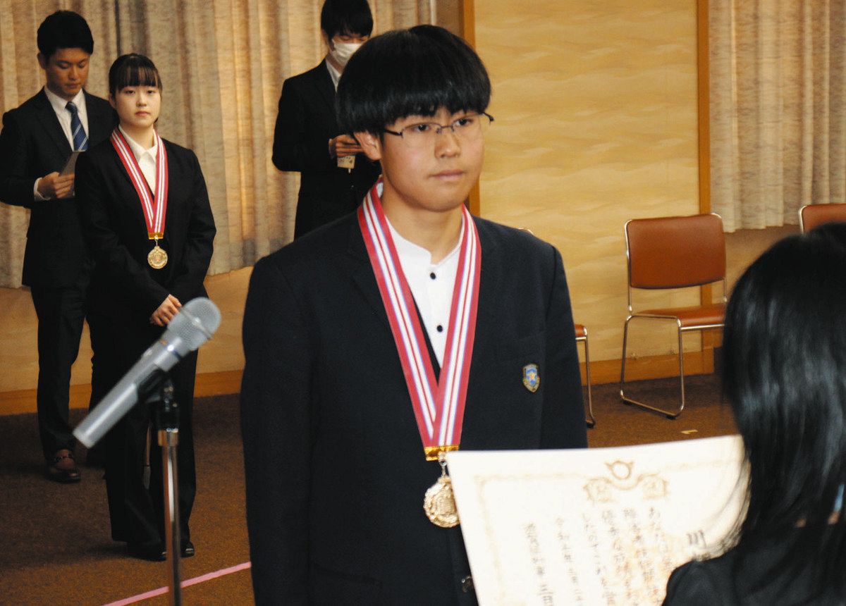 金銀銅の28人にメダル授与 県庁でアビリンピック滋賀の表彰式：中日新聞Web