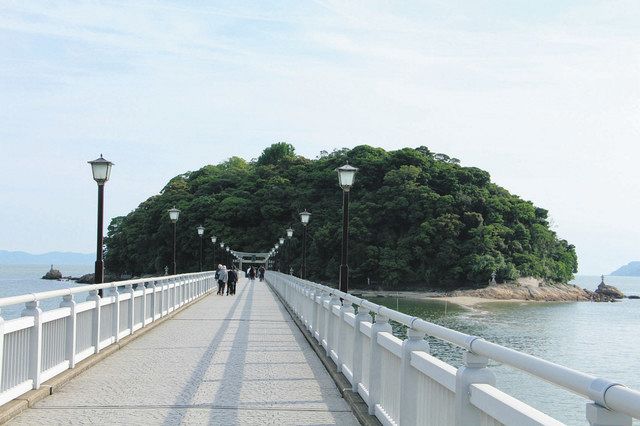 常緑樹に覆われた観光名所の竹島 
