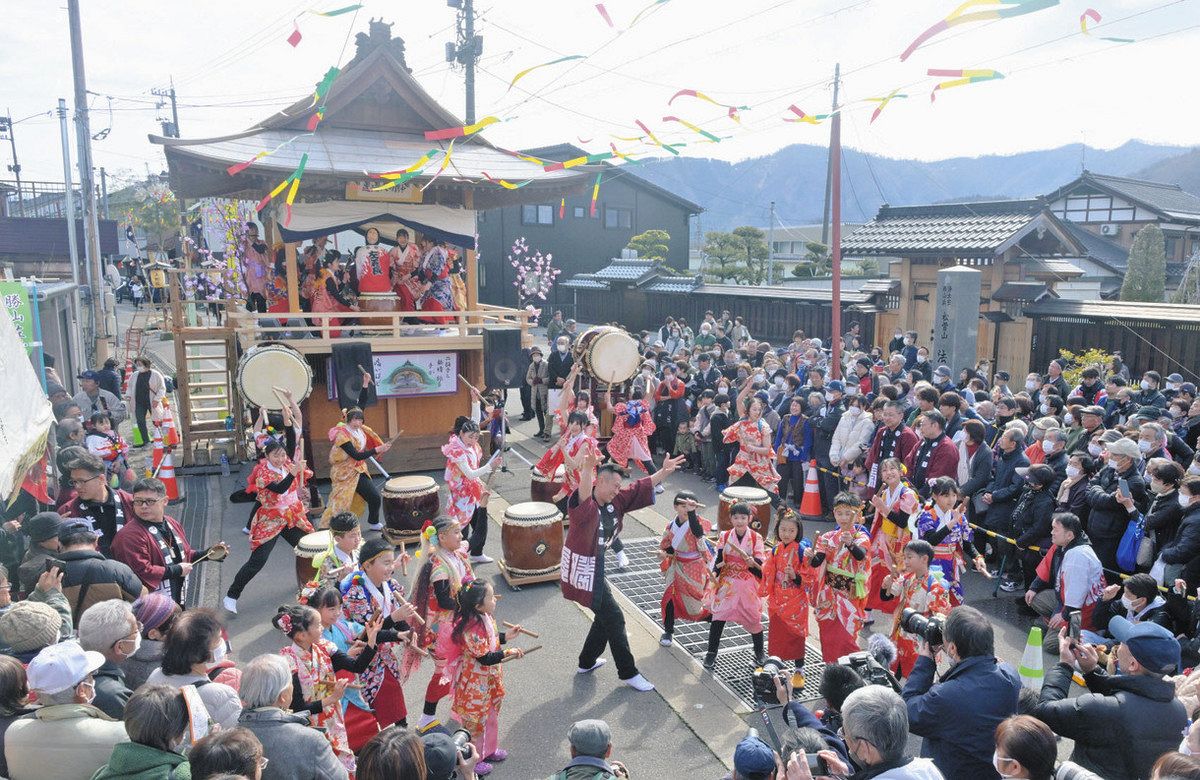 奇祭「勝山左義長まつり」開幕 踊るように打つ浮き太鼓、人々が浮きに
